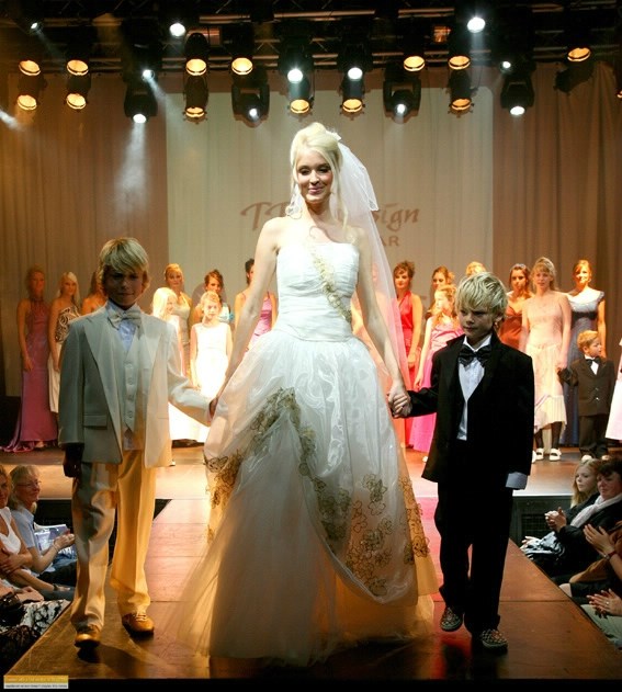 Brudekjoler i Aarhus C | Kjoler til bryllup nær Risskov & Viby Kontakt os